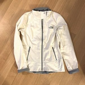 North face of hire windbreaker, grey detailing. Zipper pockets. Below waist.